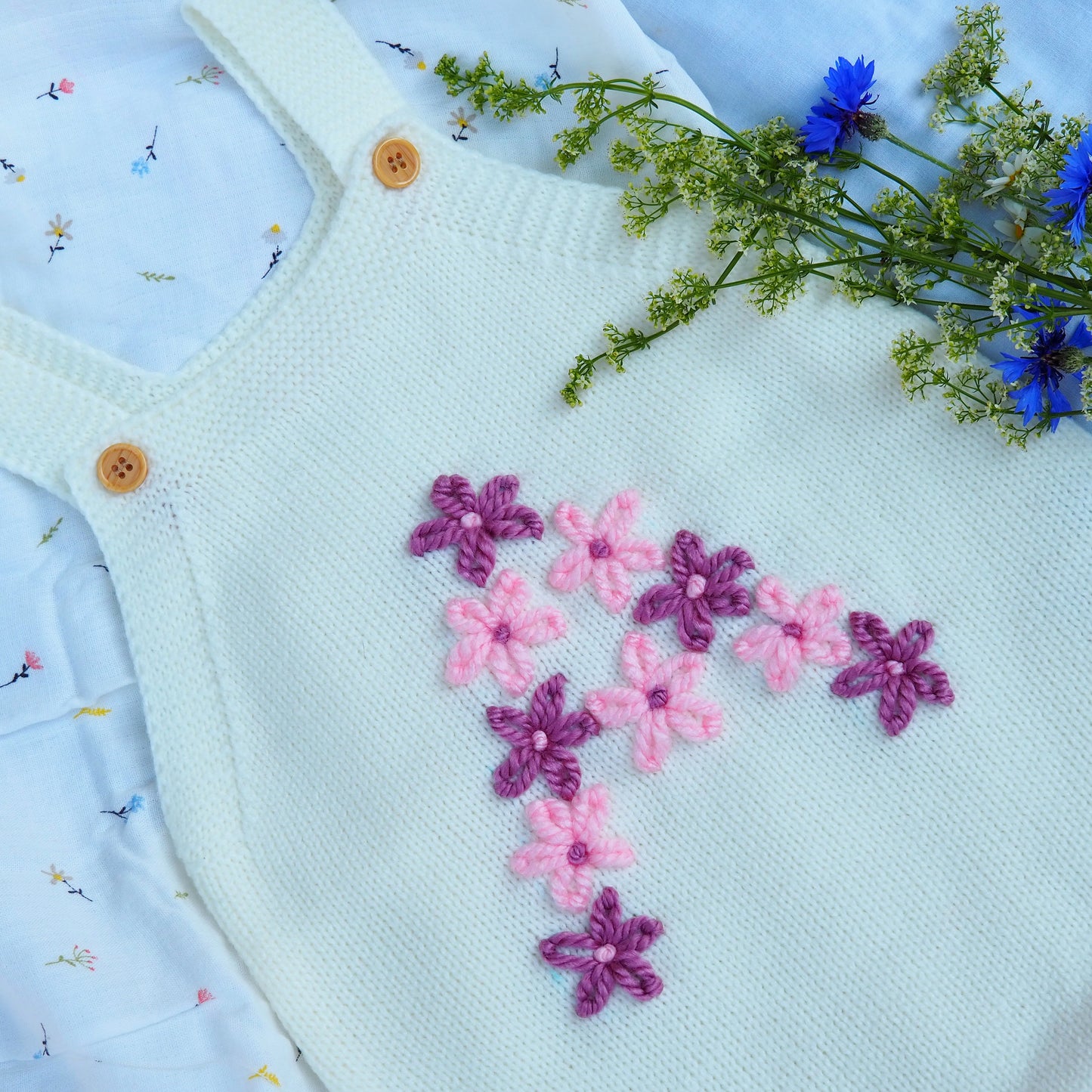 Modèle Lettre marguerites (0-24 mois) (barboteuse)